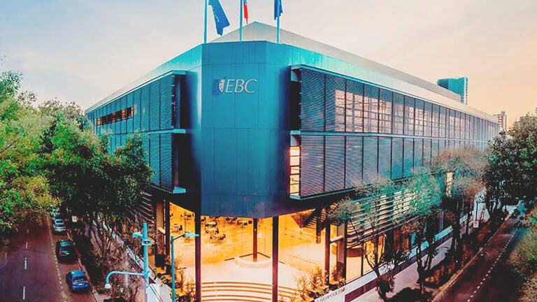 Escuela Bancaria Y Comercial