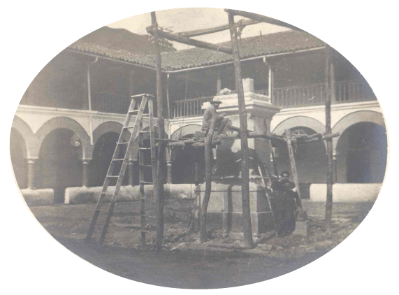 Instalación de la estatua de Fray Cristóbal de Torres en el patio central del Claustro, 1909.
AHUR, Álbum 3, Foto 004.