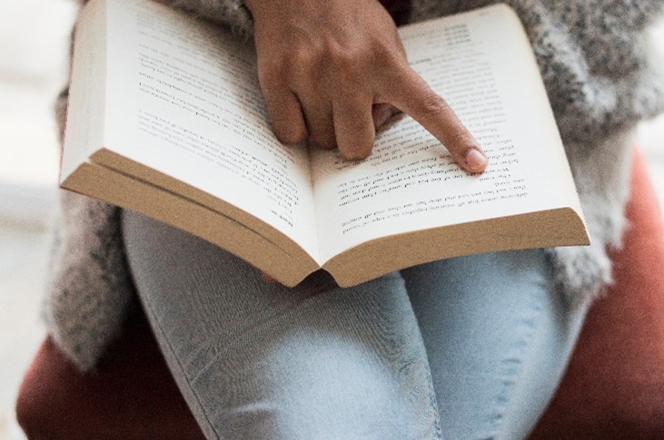 El poder de la lectura para transformar la vida de mujeres cuidadoras en Bogotá
