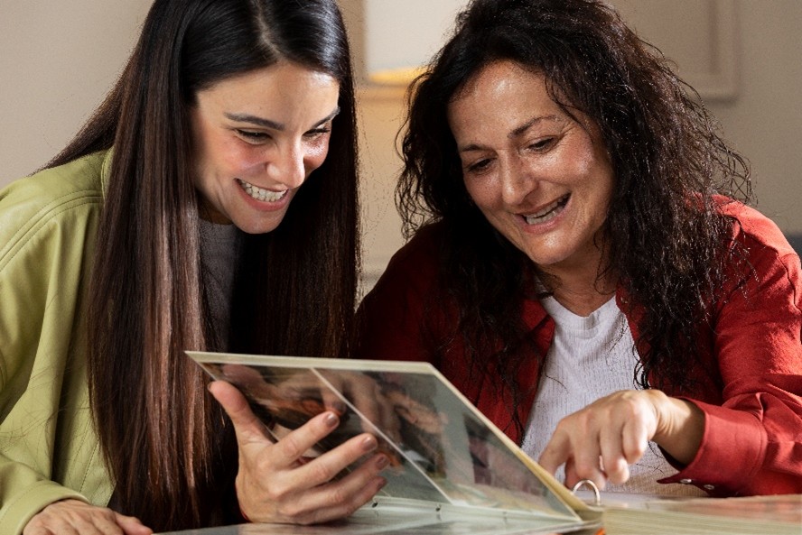 El poder de la lectura para transformar la vida de mujeres cuidadoras en Bogotá