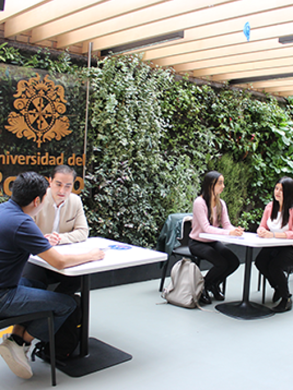 Es ofrecido por una universidad con acreditación institucional de alta calidad