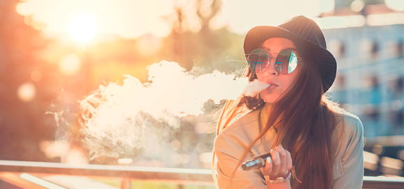 Mujer fumando img