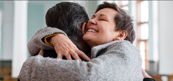 Mucho más que oxitocina: el abrazo como símbolo de conexión y protección