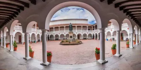 Histórico Claustro de la Universidad del Rosario con la estatua de Fray Cristóbal de Torres. Un rincón emblemático de la educación superior en Bogotá, Colombia.